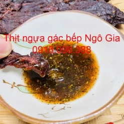 Cách ăn thịt ngựa gác bếp